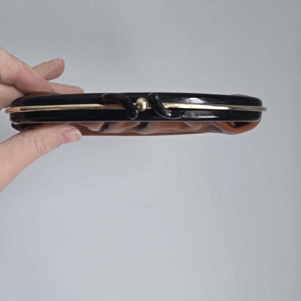 VINTAGE Brown Leather Clutch With Kiss Clasp Closer - Picture 5 of 9